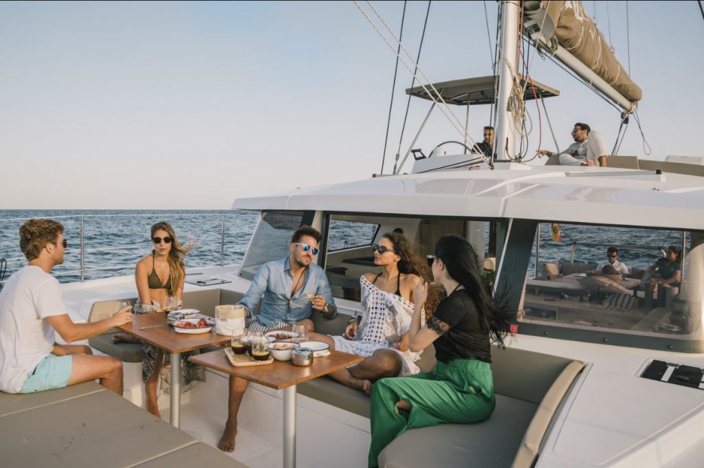 Paseo privado en catamarán de lujo Barcelona 2 Horas - Barcelona Sailboats