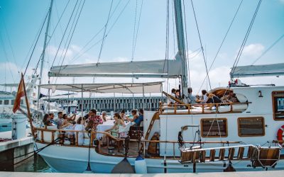 ⛵🎊🎈Alquila un barco para hacer una fiesta o evento en Barcelona – Veleros, catamaranes y yates.